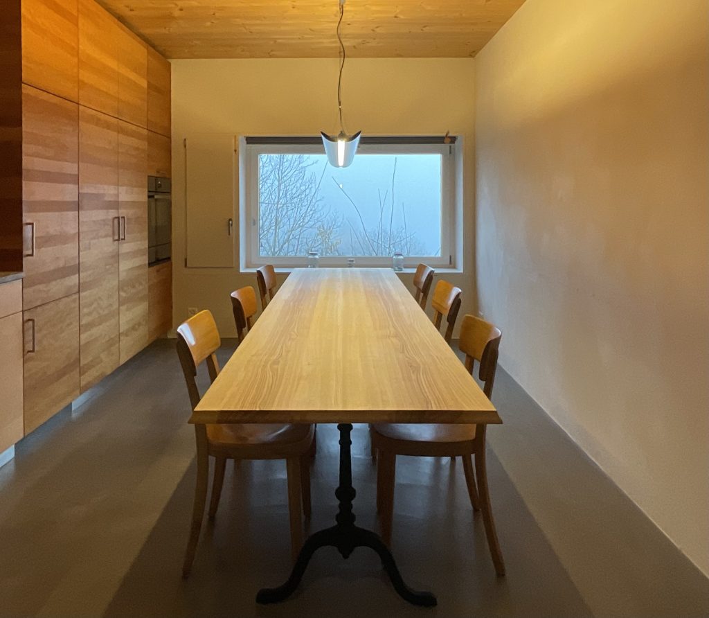 Langer Beizentisch im Berner Jura