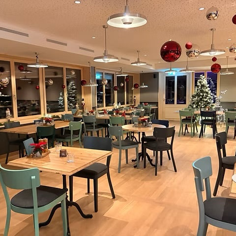 Neue Tische und Stühle für den Bachtel Kulm