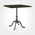 Quadratischer Cafétisch mit eleganter Tischplatte aus Raucheiche. Der stabile Gusseisenfuß mit vier Beinen sorgt für sicheren Stand und macht den Tisch passend für moderne Cafés, Bistros und Beizen.